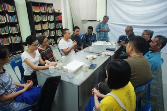 Yeoh meeting with Cikgu Ishak, the head of village Kampung Bandar Dalam and other committees